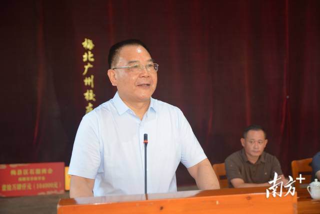 陈志杰院士在仪式上致辞。